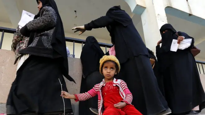 Warga di Hodeidah atau Al-Hudaydah mendafarkan diri untuk evakuasi setelah kota yang dikuasai pemberontak Houthi itu digempur oleh pasukan koalisi pimpinan Arab Saudi.