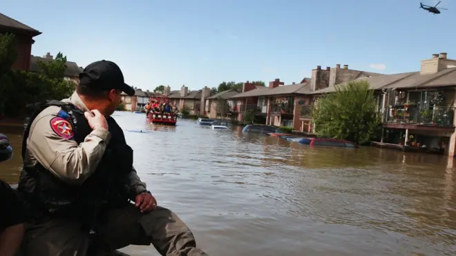 В Хьюстоне продолжается спасательная операция