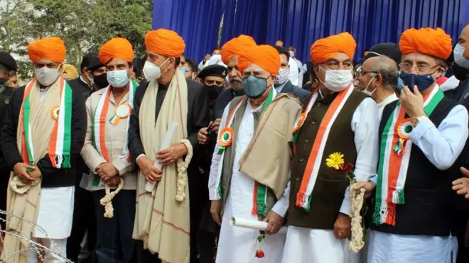 जम्मू में एक कार्यक्रम के दौरान कांग्रेस नेता कपिल सिब्बल और ग़ुलाम नबी आज़ाद