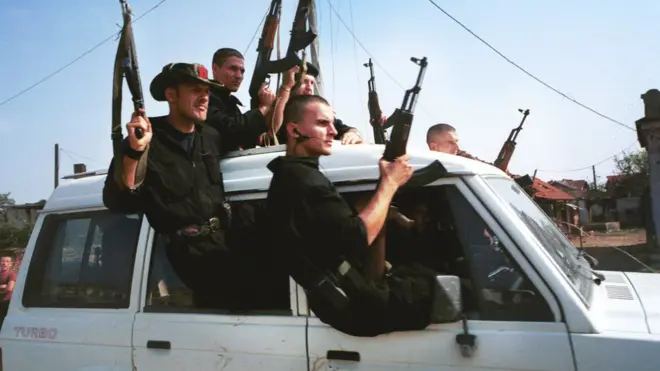 Pripadnici Oslobodilačke nacionalne armije u avgustu 2001. godine