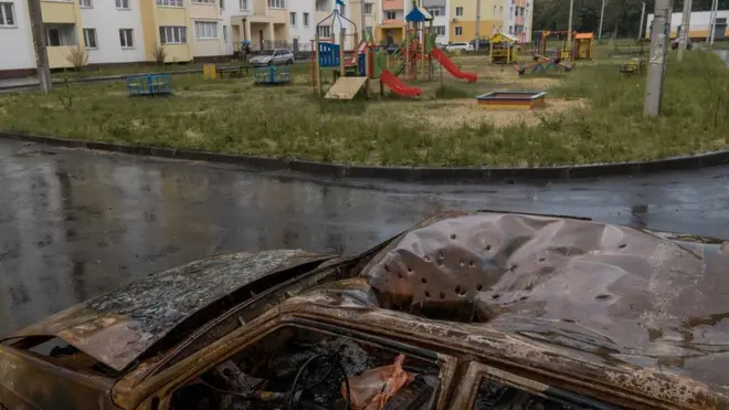 ร่องรอยการใช้ระเบิดลูกปรายปรากฏชัดเจนบนหลังคารถยนต์คันหนึ่ง ซึ่งจอดอยู่ใกล้สนามเด็กเล่นที่เมืองคาร์คิฟ