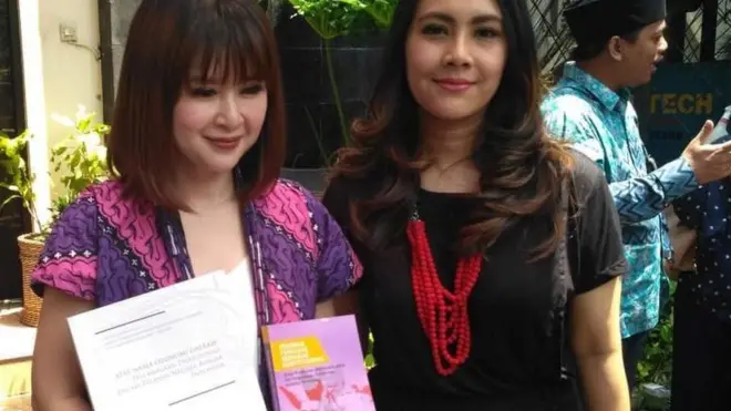 Grace Natalie menunjukkan buku dari Komnas Perempuan yang ia dapatkan.