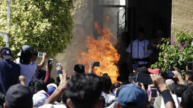 Алабарман топ Рикардо менен Альберто тирүүлөй өрттөлүп жаткан учурду телефонго тартып алышкан.