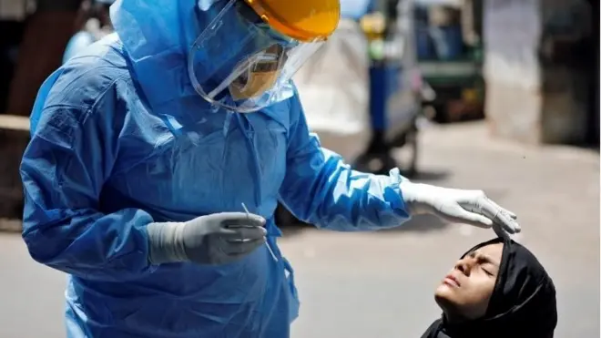 जांच करते डॉक्टर