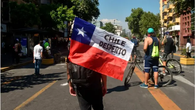 Las manifestaciones continúan a pesar de la agenda de cambios propuesta por el presidente Sebastián Piñera que los manifestantes evalúan de "cosmética".