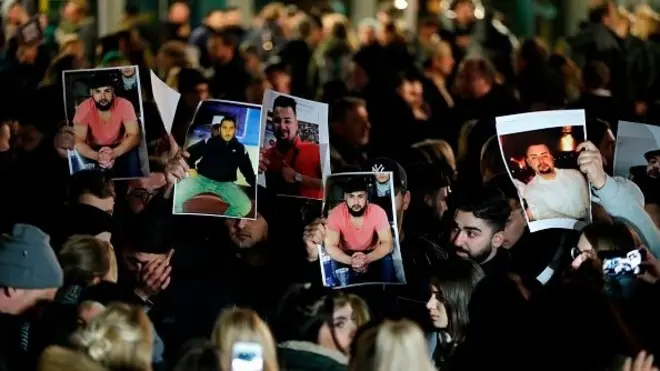 คนชูรูปผู้เสียชีวิต