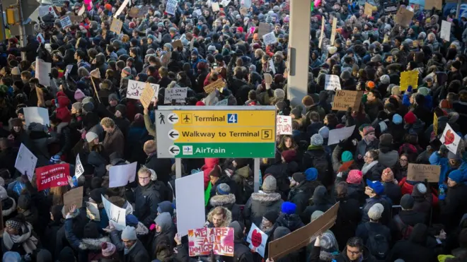 Protes terhadap penahanan pengungsi di bandara AS.
