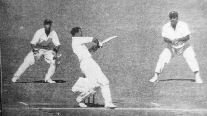 नज़र मुहम्मद ने लखनऊ में पाकिस्तान की तरफ़ से पहला टेस्ट शतक बनाने का अनोखा कारनामा किया था.