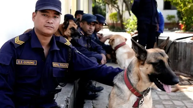प्रहरी हवलदार रामबहादुर गुरुङ र पप्पी।
