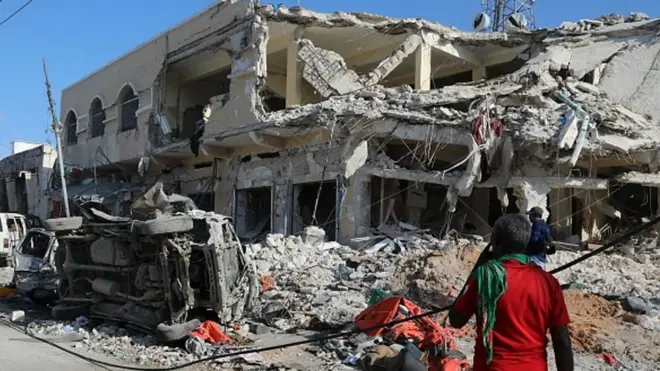 د سومالیا ولسمشر ویلي، د هېواد پلازمېنه موګادیشو کې الشباب سخت‌دریځې ډلې دوې چاودنې کړې چې تر اوسه د سلو تنو د وژل کېدو خبر تایید شوی