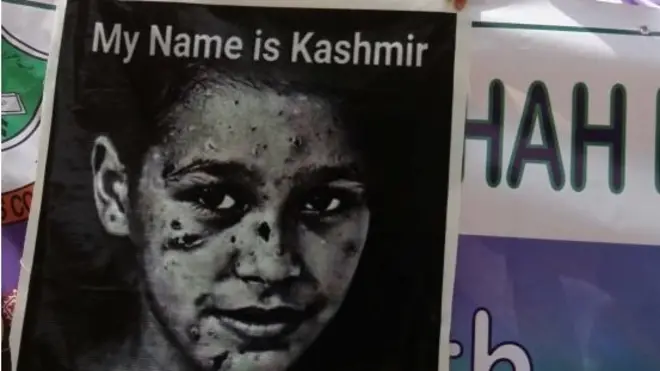 पाकिस्तान प्रशासित कश्मीर की राजधानी मुजफ़्फ़राबाद में छात्राओं ने प्रदर्शन किया