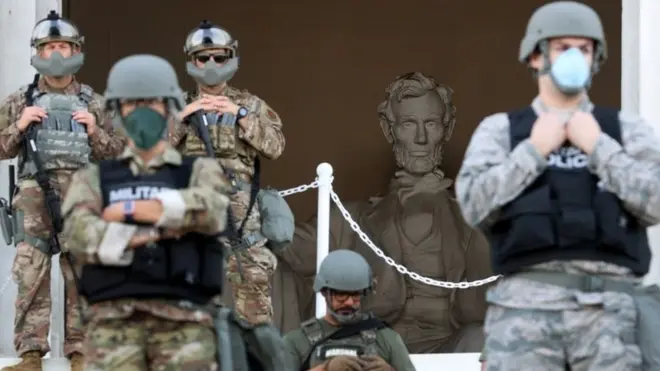 полиция кызматкерлери