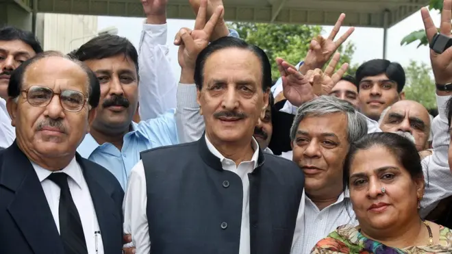 سینیٹ میں قرارداد قائد حزبِ اختلاف راجہ ظفر الحق کی طرف سے پیش کی گئی