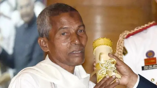 రాష్ట్రపతి నుంచి పద్మశ్రీ అందుకుంటున్న హరెకల హజబ్బ