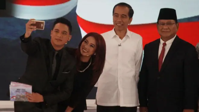 Capres Joko Widodo dan Prabowo Subianto saat debat capres putaran kedua, 17 February 2019.