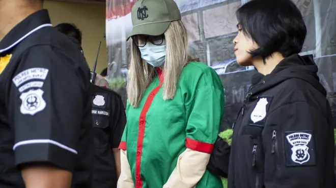 Polisi menghadirkan artis Lucinta Luna (tengah) pada rilis kasus narkoba di Polres Metro Jakarta Barat, Rabu (12/02). Lucinta Luna ditetapkan sebagai tersangka kasus kepemilikan narkoba.