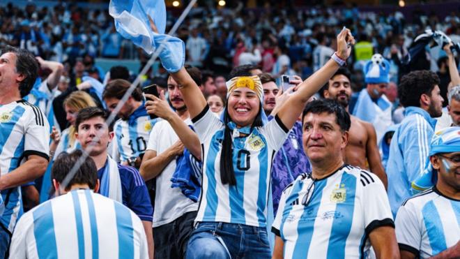 Fans argentinos celebrando el pase a la final tras vencer 3-0 a Croacia en el estadio de Lusail.