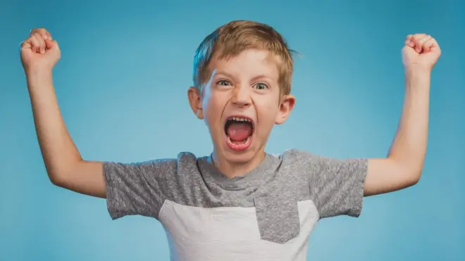 Con frecuencia los niños con mal comportamiento son tachados de problemáticos pero a veces hay una situación familiar que explica su comportamiento.