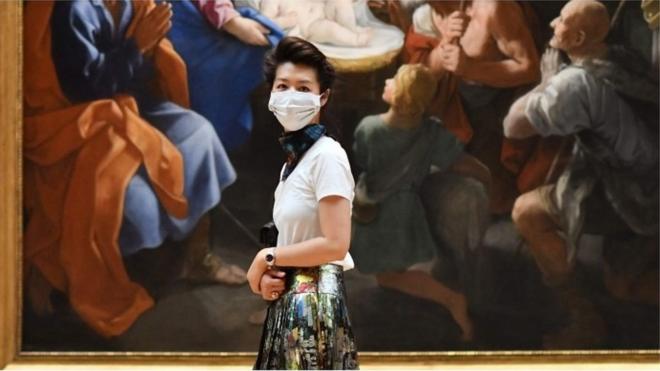 Woman wearing mask in National Gallery, London