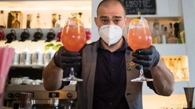 얼마 전 스페인 마드리드에서 6주간의 봉쇄 조치가 완화되면서 사람들은 10명 이내로 모임을 할 수 있게 됐다