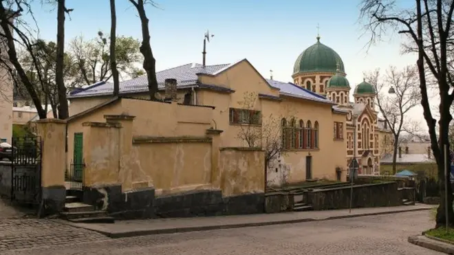 Центр располагался на улице Короленко, 1а