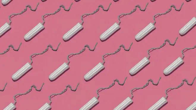 tampons sur fond rose