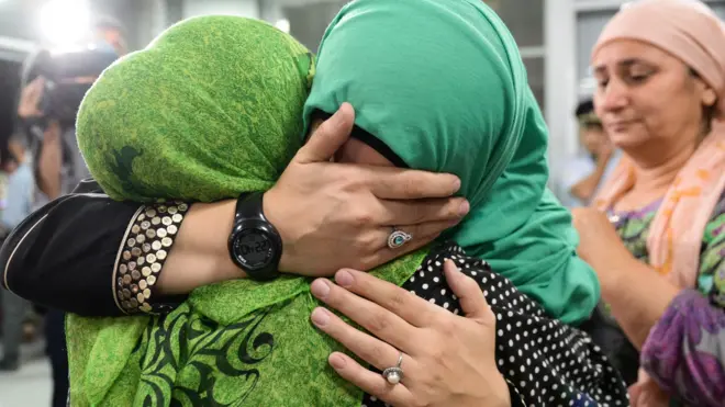 В то время как вернувшихся из Сирии уроженок Чечни отпускали домой, дагестанских женщин задерживали на выходе из аэропорта Грозного