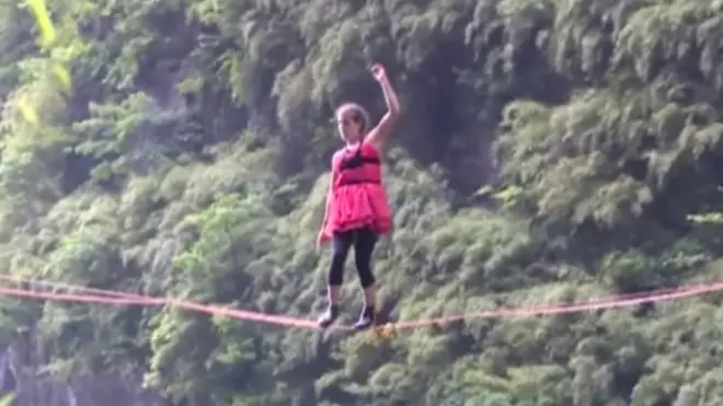 Сильнейшие женщины слэклайнеры приняли участие в соревнованиях на каблуках в Китае.