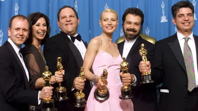 Harvey Weinstein (soldan üçüncü), Gwyneth Paltrow ve Shakespeare in Love filminin yapımcıları kazandıkları Oscar ödüllerini kutluyor (1999)