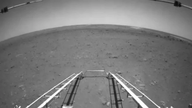 Las imágenes frontales muestran el paisaje llano de Utopia Planitia.