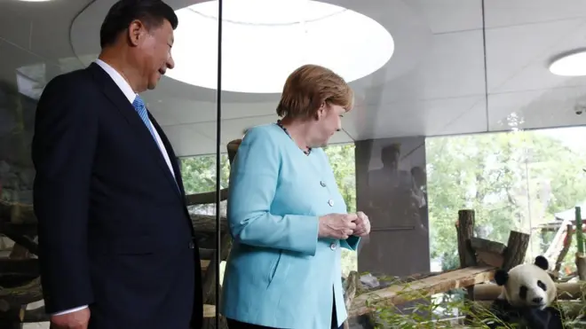 Ангела Меркель та голова КНДР Сі Цзіньпін в берлінському саду для панд