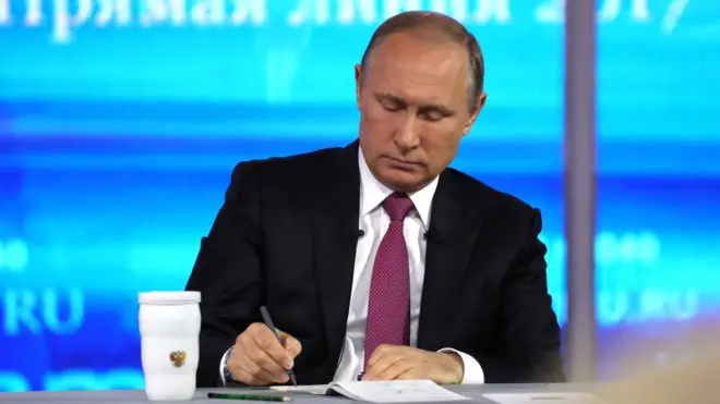 В ходе "Прямой линии" Путину активно жаловались на чиновников на местах