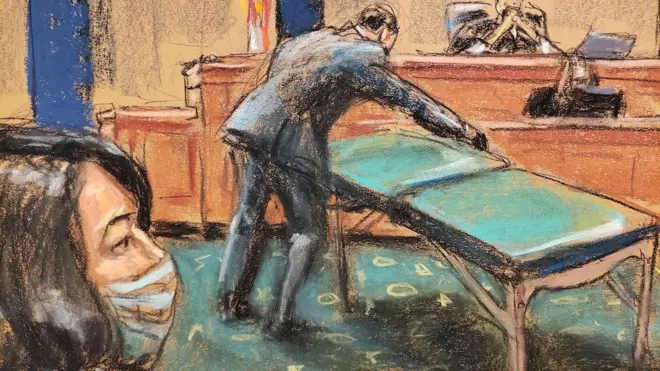 Mesa de masaje en el tribunal.