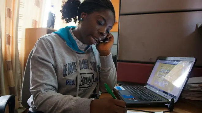 Nwaanyị ji 'laptop arụ ọrụ