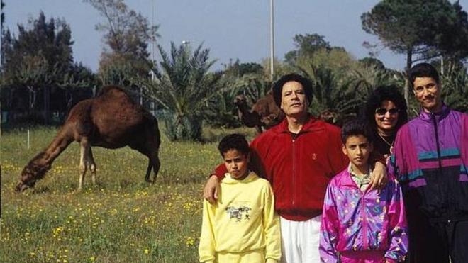 القذافي مع زوجته وأبنائه في باب العزيزية عام 1992