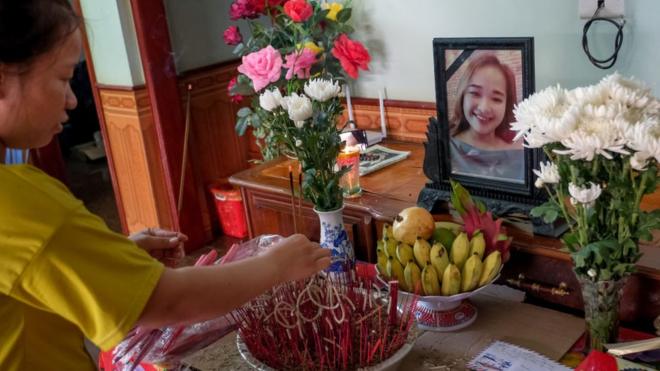 Chân dung Bùi Thị Nhung trên bàn thờ gia đình tại Nghệ An hôm 27/10/2019. Thân nhân cho rằng Nhung là một trong 39 người đã tử nạn trong container lạnh trên đường vào Anh.