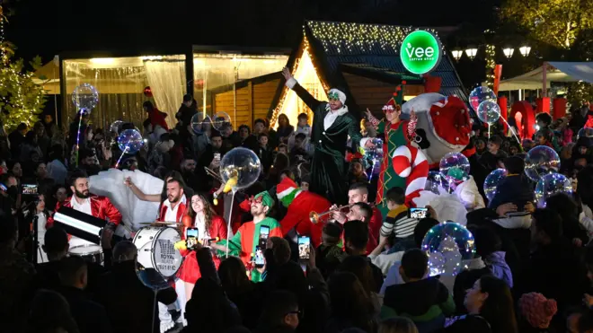 صورة تظهر تجمعاً لمحتفلين بعيد الميلاد في شمالي لبنان.