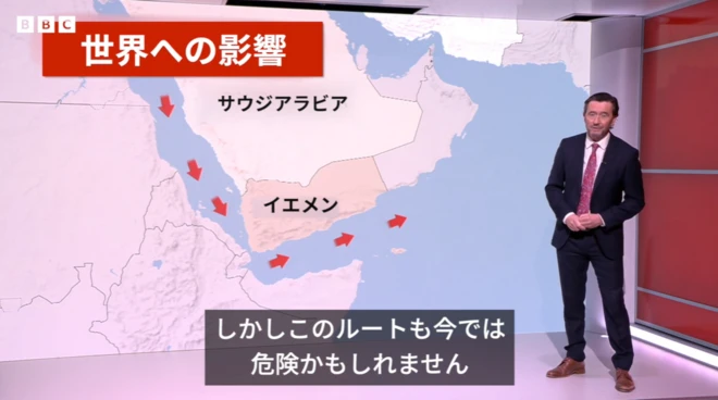 アラビア半島の地図を写した画面の前で解説するBBC特派員