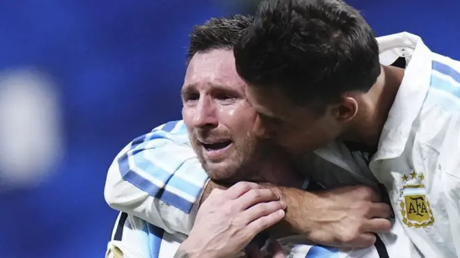 El portero suplente Juan Musso abraza y besa a Lionel Messi, quien está en llanto.