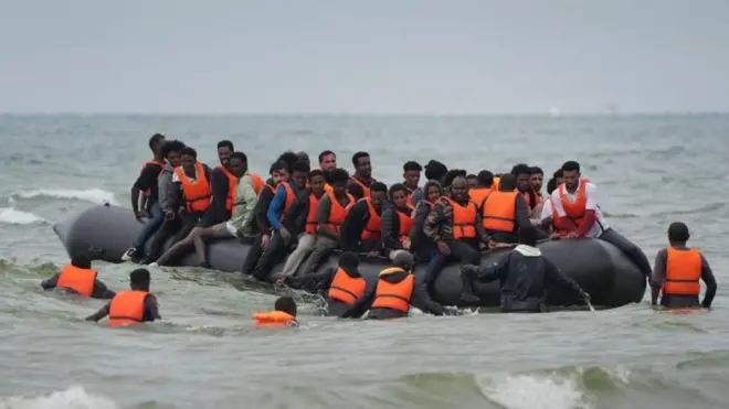 በአነስተኛ ጀልባ ባህር እያቋረጡ ያሉ ስደተኞች