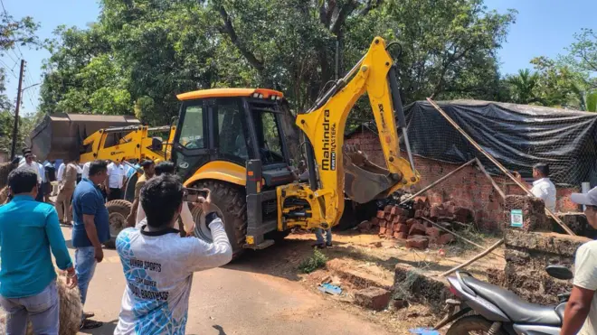 प्रशासनानं कारवाई करत भंगार व्यावसायिकाच्या बांधकामावर जेसीबी फिरवला.