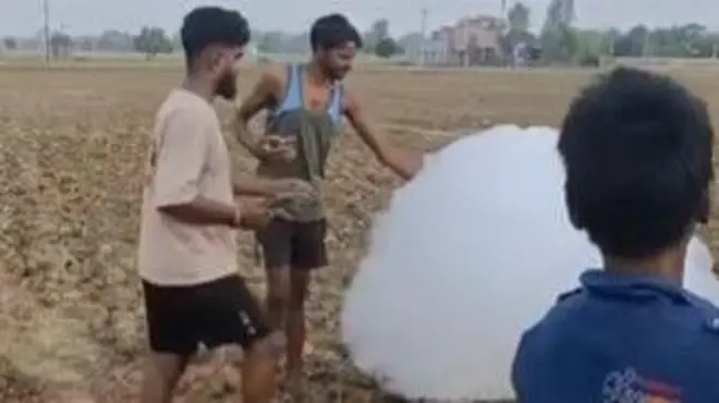 మేఘాలు నేలపై రాలాయంటూ షేర్ అవుతున్న వీడియో