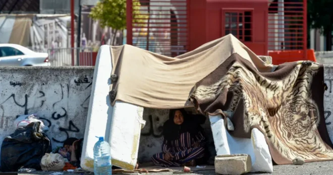 ነዋሪዎች ጎዳና ማደርም ጀምረዋል።