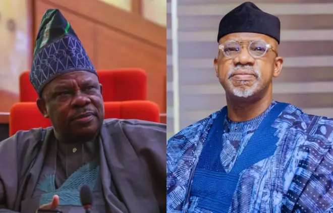 Ibikunle Amosun lo jokoo to n woye nigba to wa nile igbimọ aṣofin agba ilẹ Naijiria, nigba ti Dapo Abiodun n wo ọọkan lasiko ti oludije sipo gomina ipinlẹ Ogun lọ ṣafihan fọọmu to gba han an