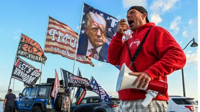 Homem manifestando a favorapostas on line na loteria americanaTrump com megafone