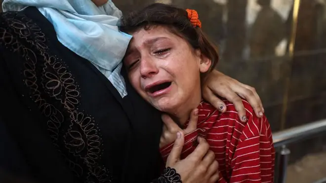 रोती हुई फ़लस्तीनी बच्ची की तस्वीर