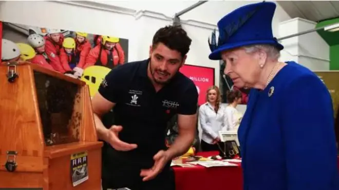 Àwòrán ibi tí Ọbabìnrin ti ń wo oyin 