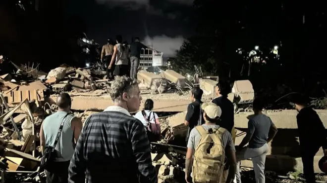 Gente ante los escombros de un edificio en Palos Grandes, Caracas, Venezuela.