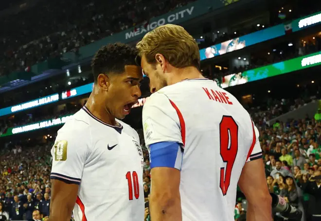 İngiltere'nin kaptanı Harry Kane, penaltıdan attığı golü, takımının ilk iki golünü atan Jude Bellingham'la kutluyor