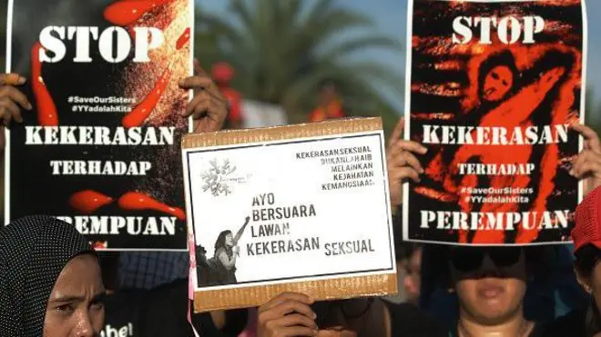 Komite Aksi Perempuan selama protes terhadap kekerasan seksual di Indonesia, dengan slogan Save Our Sisters, di Jakarta, Indonesia, pada 4 Mei 2016.
